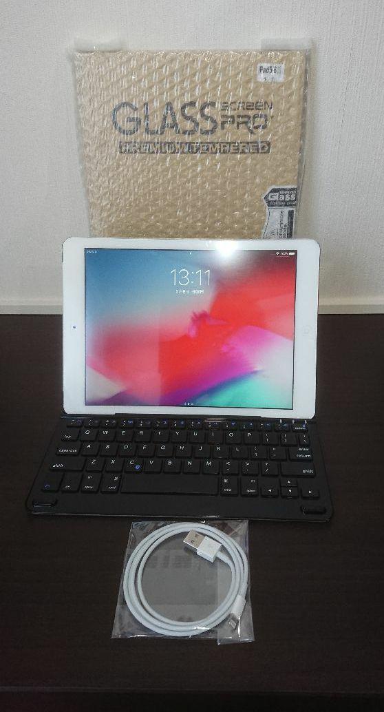 iPadAIR初代(32GB)本体、キーボードカバー、ガラスフィルム、ケーブル