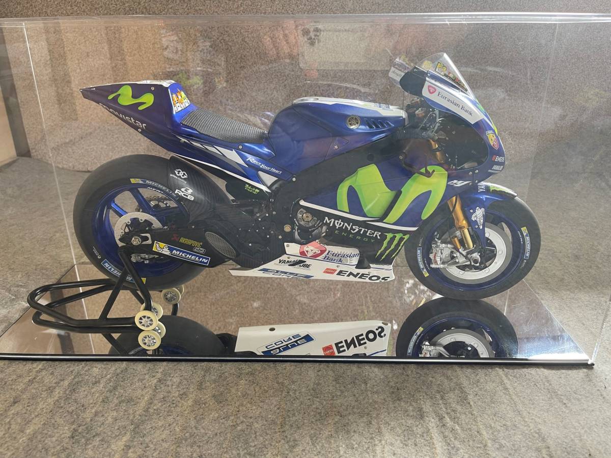 デアゴスティーニ 1/4　ヤマハYZR-M1 バレンティーノ・ロッシ　完成品　専用ケース付き_画像1