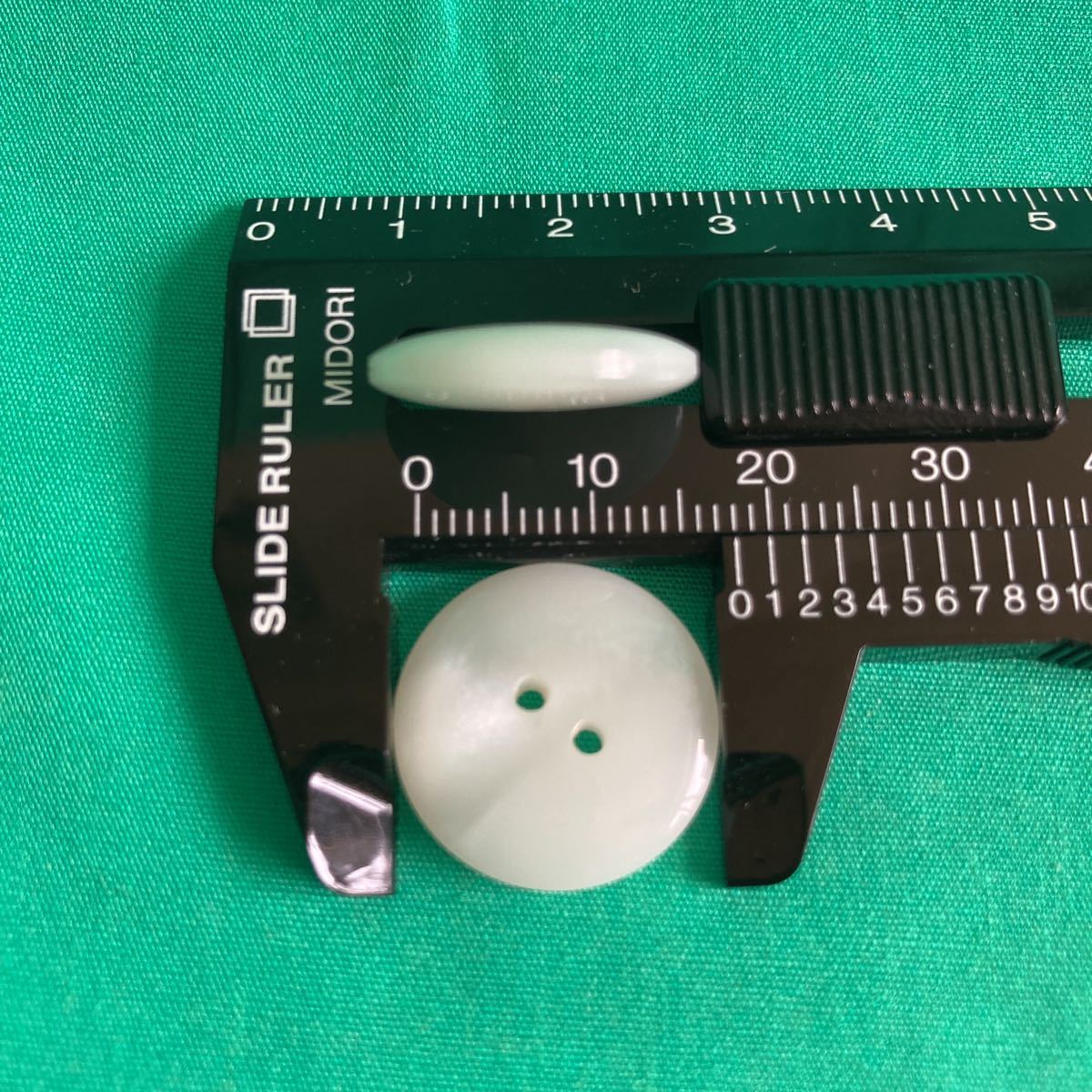 R401-08 パーリーホワイト マーブルボタン 18.0ｍｍ 8個一組 厚さ 4.8mm （裏面はマットタイプです）_照明を落としました