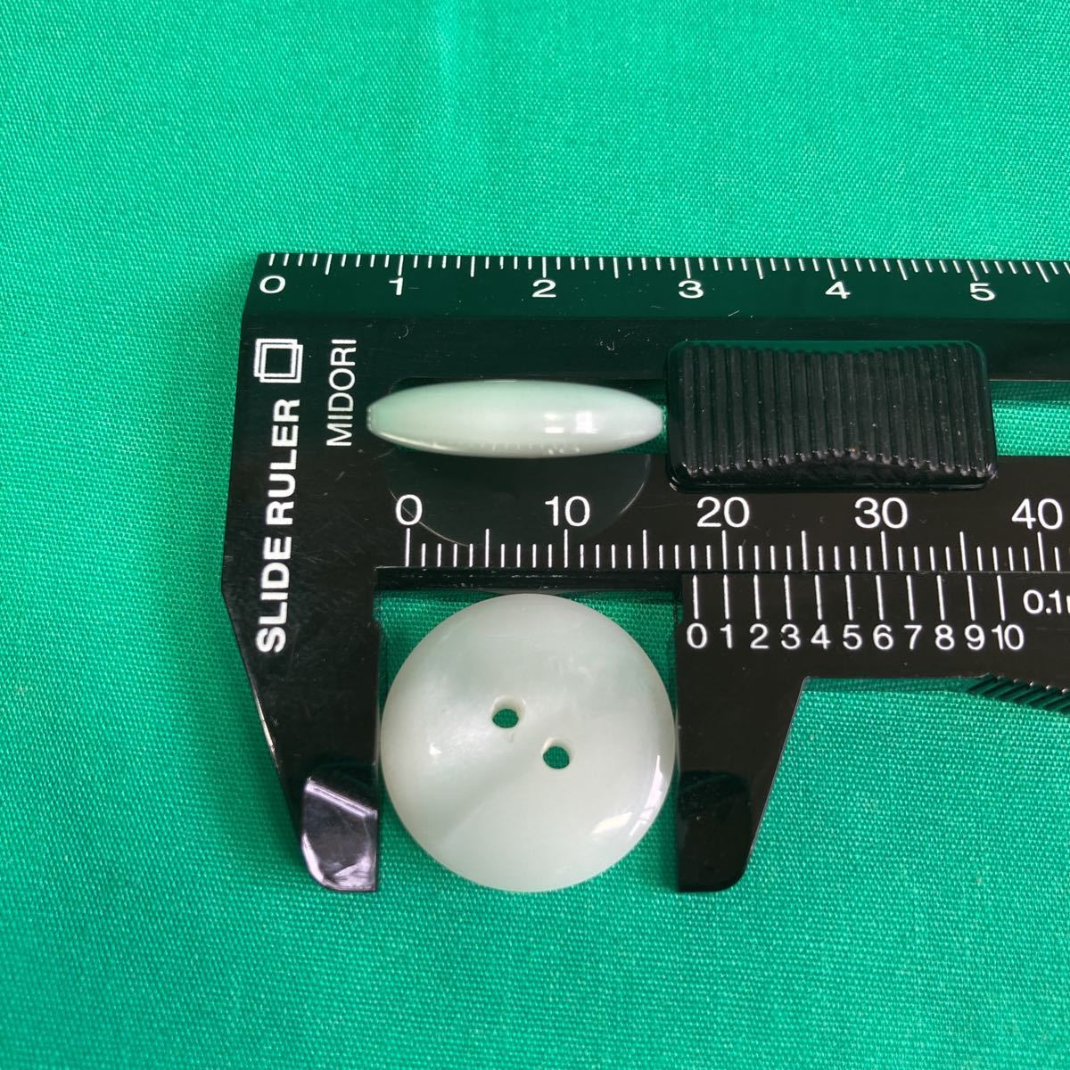 R401-08 パーリーホワイト マーブルボタン 18.0ｍｍ 8個一組 厚さ 4.8mm （裏面はマットタイプです）_スケールを参考にしてください