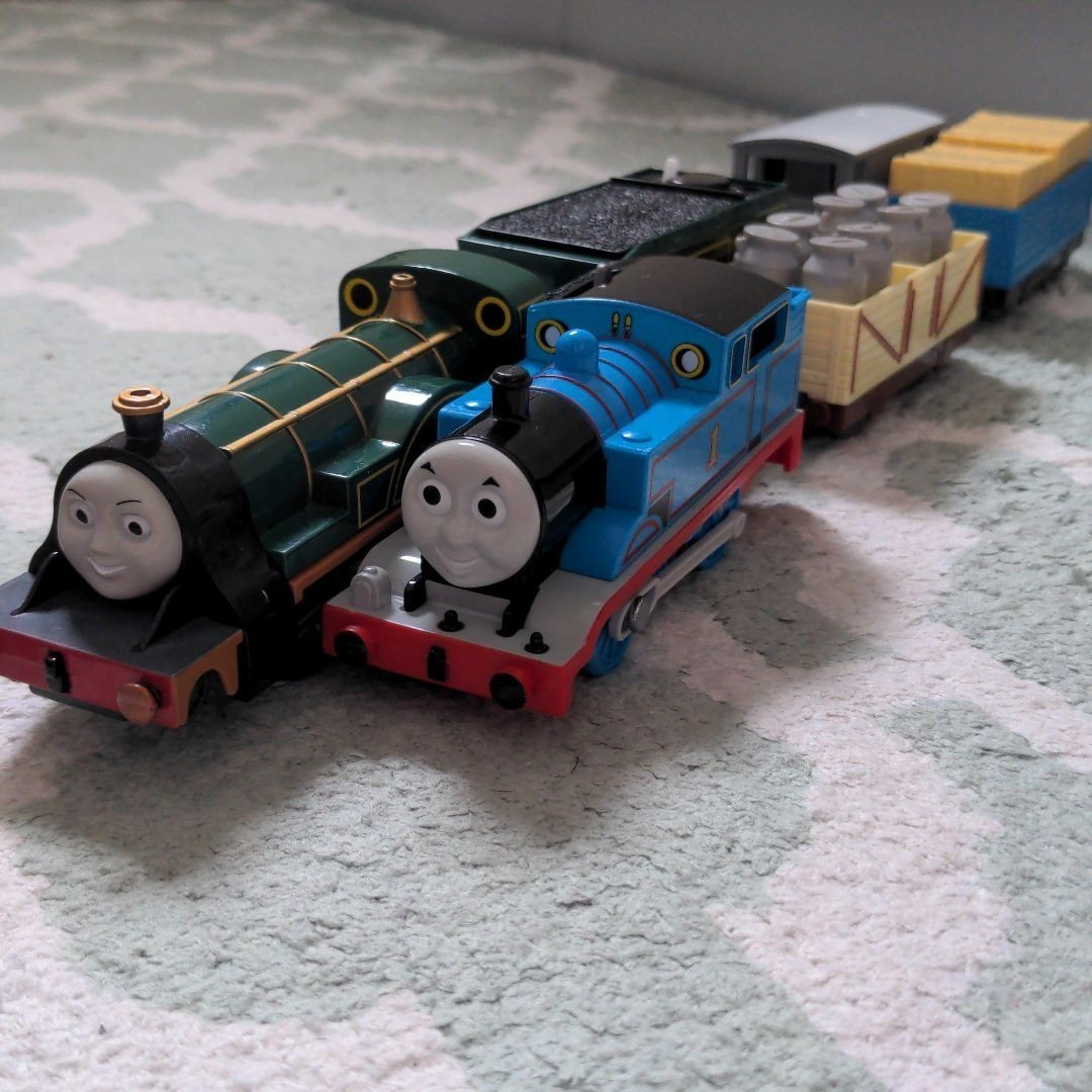 トーマスプラレール トーマスとミルクタンク貨車とガタガタ貨車&エミリー