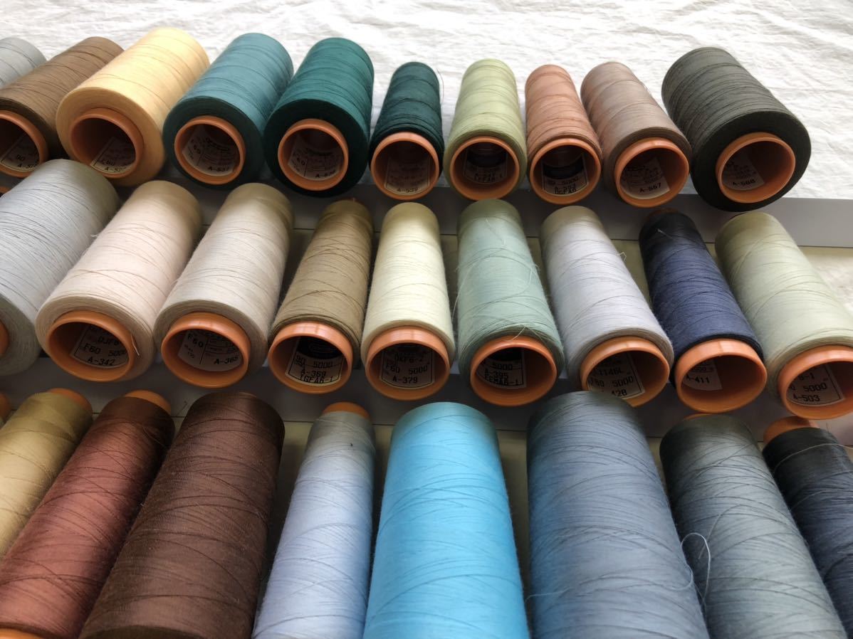 工業用 ミシン糸 、スパン糸、東洋紡マナード-S、90番(F60)、47本(47色)残糸です。