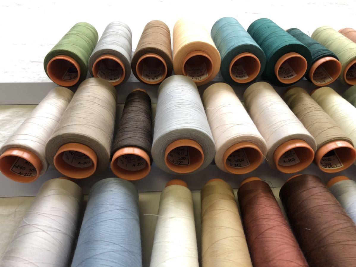 工業用 ミシン糸 、スパン糸、東洋紡マナード-S、90番(F60)、47本(47色)残糸です。