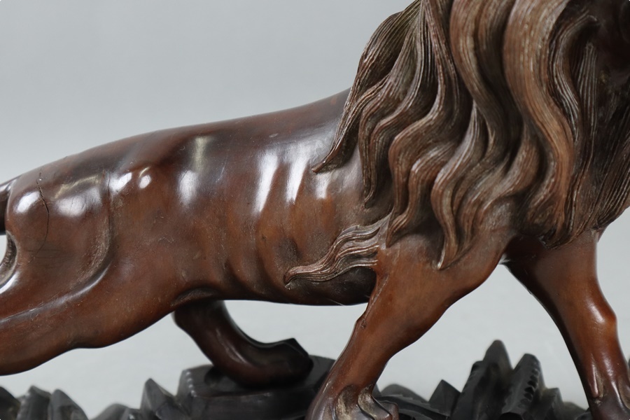 中国古玩 唐木彫刻 ライオン 置物 幅38,5cm 獅子 木彫 唐物 細密細工 古美術品[a1155]_画像3