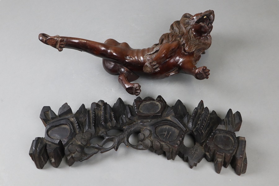 中国古玩 唐木彫刻 ライオン 置物 幅38,5cm 獅子 木彫 唐物 細密細工 古美術品[a1155]_画像10
