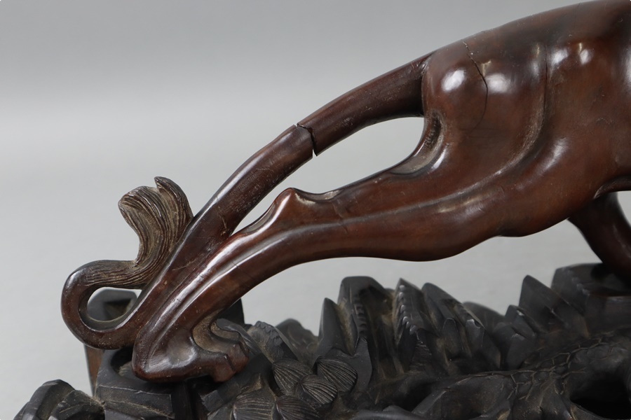中国古玩 唐木彫刻 ライオン 置物 幅38,5cm 獅子 木彫 唐物 細密細工 古美術品[a1155]_画像4