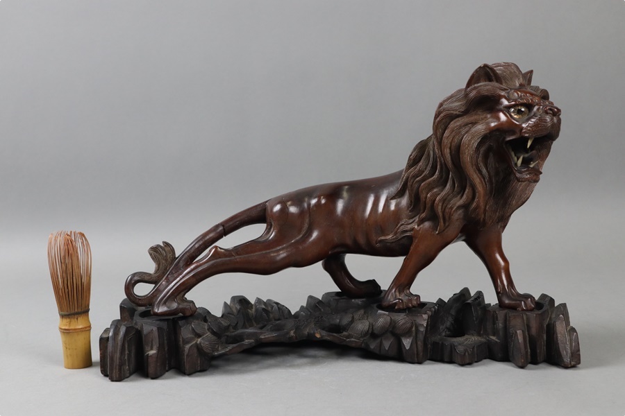 中国古玩 唐木彫刻 ライオン 置物 幅38,5cm 獅子 木彫 唐物 細密細工 古美術品[a1155]_画像1