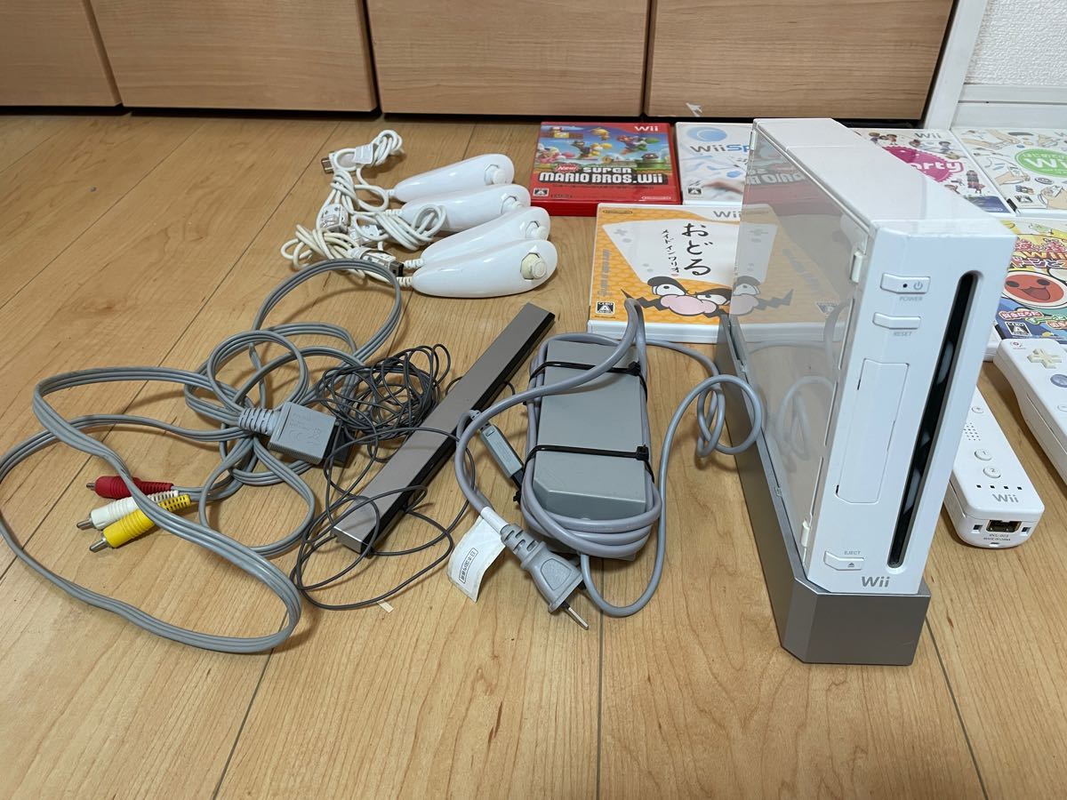 Wii本体セット＋ヌンチャク4個＋マリオカート用ハンドル4個＋ソフトセット7本のセット