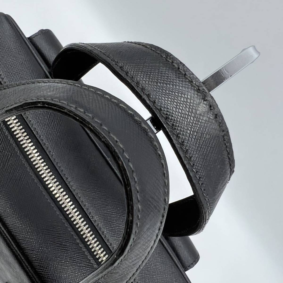 極美品○希少モデル○ PRADA プラダ サフィアーノレザー 三角ロゴ