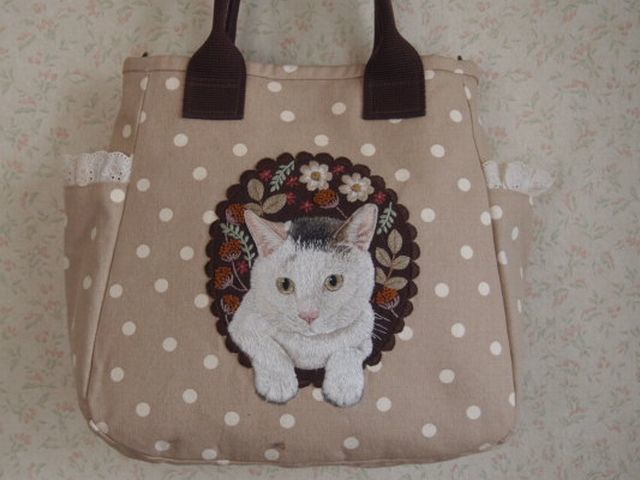 ●ハンドメイド・手刺繍3WAYバッグ　前髪猫手刺繍　水玉帆布と猫