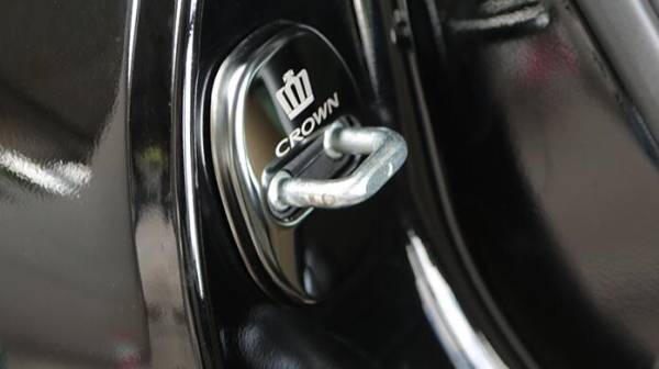 激安価 トヨタ クラウンCROWN専用 ドア ストライカー ガーニッシュ カバー 　黒 4枚セット　　_画像2