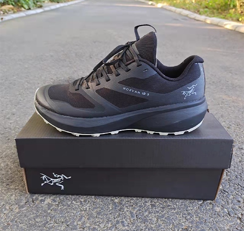 によって ARC'TERYX - アークテリクス スニーカー 27 メンズ - 黒の