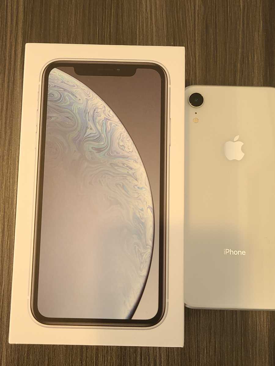 iPhone XR ホワイト 64GB au版（SIMロック解除済）-