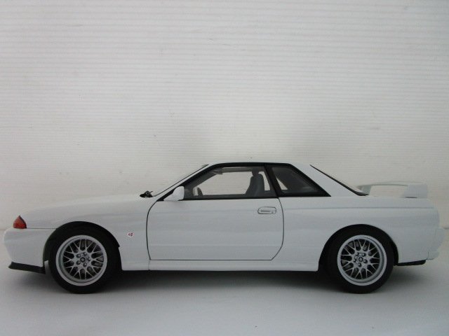 オートアート 1/18 ニッサン スカイライン GT-R (R32) Vスペック II