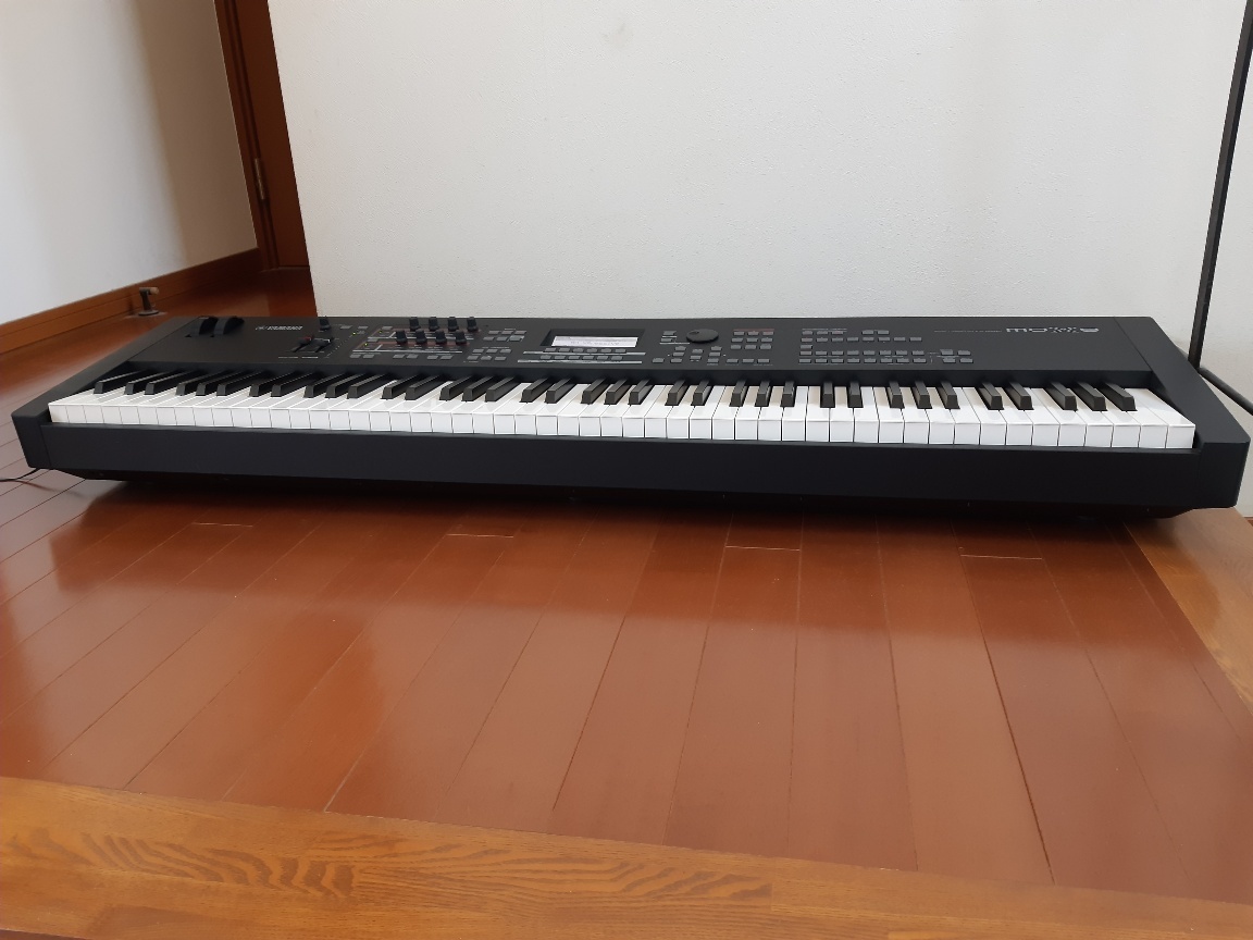ヤマハシンセサイザー MOX8 88鍵ピアノ鍵盤 （ACアダプターと取説付き）