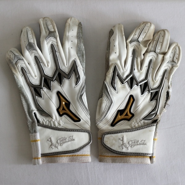 [ charity ] Fukuoka SoftBank Hawks on ... player batting gloves 