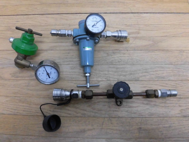 *NISCON PRESSURE GAUGE regulator CKD 2001-2C. small size pressure gauge . socket . valve(bulb) set * control number 503-2