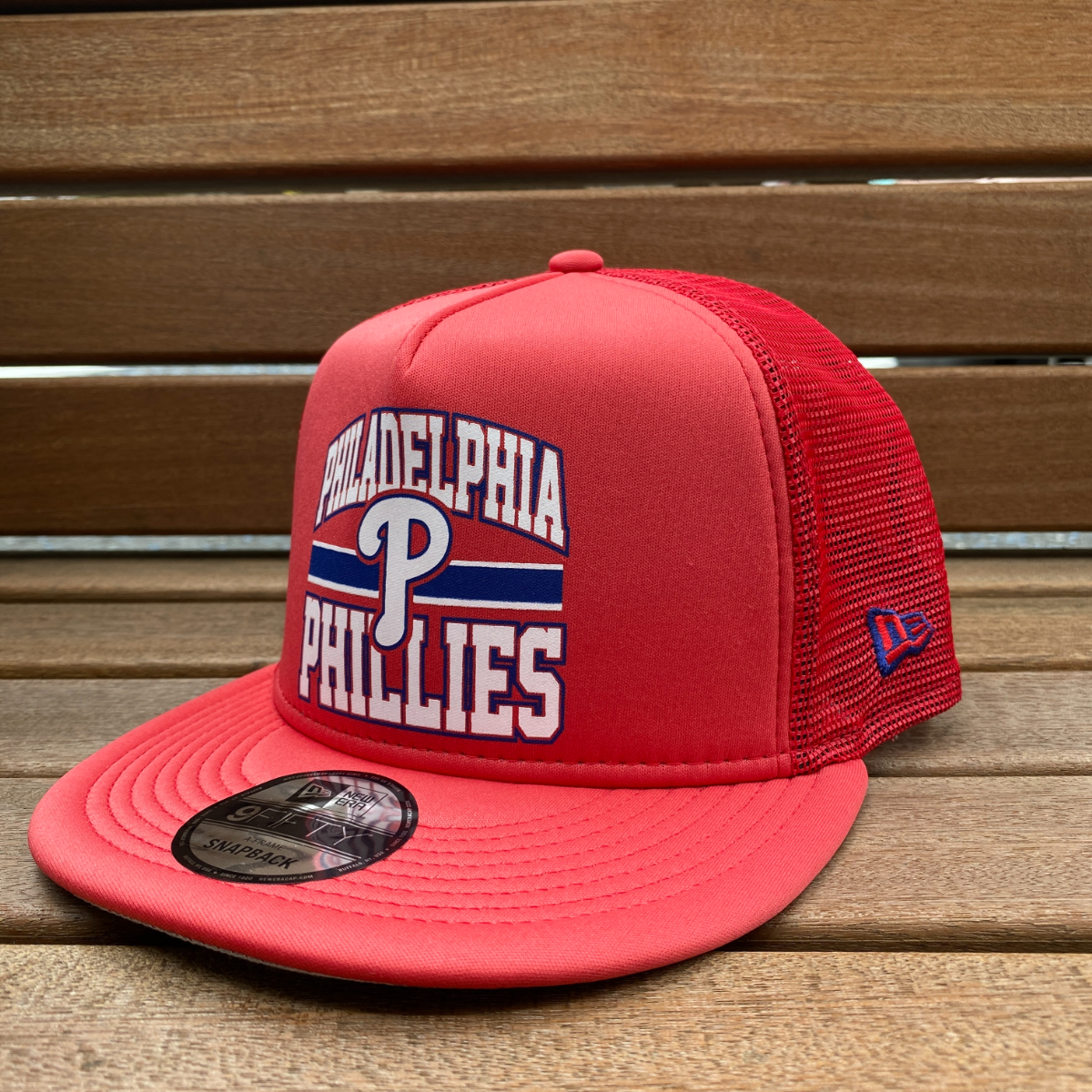 海外限定 NEWERA ニューエラ 9Fifty ロゴトラッカー スナップバックキャップ LogoTrucker メッシュ MLB フィリーズ Phillies 赤 USA正規品