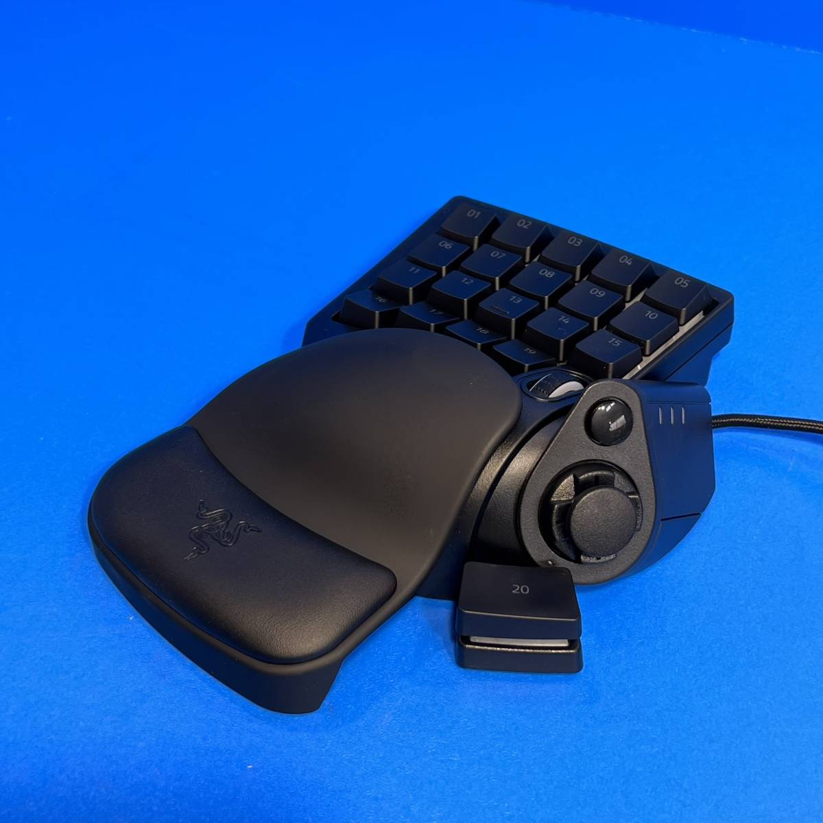 ma04bz【消費税なし・最高美品】 Razer Tartarus V2 左手 キーパッド ゲーミング PCアクセサリー キーボード_画像4