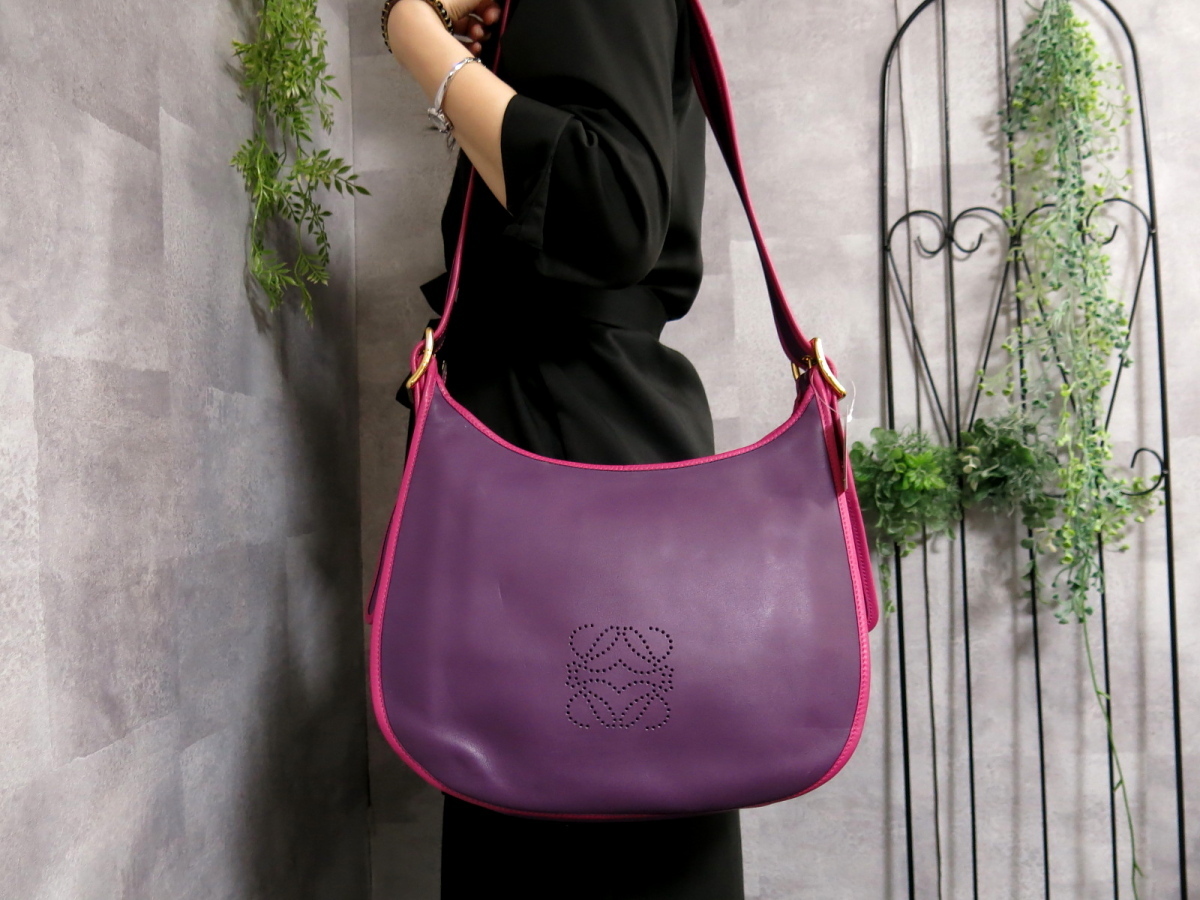 LOEWE ロエベ♡アナグラムチャーム パンチング レザー ブラック 新年