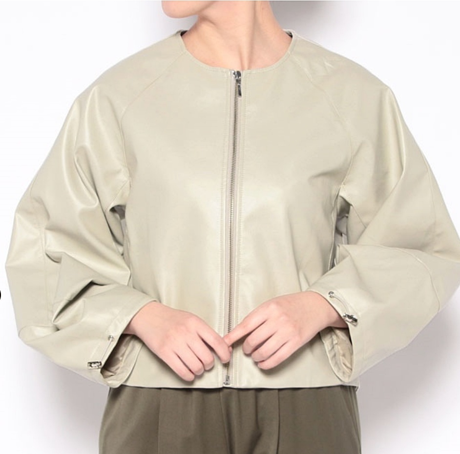 新品BRAHMINフェイクレザージャケット イエローの色合いとふんわりとしたシルエットが女性らしく華やかな一枚です