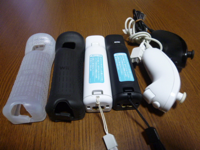 RSJN016【送料無料 動作確認済】Wii リモコン ヌンチャク ストラップ ジャケット 2個セット ホワイト ブラック 白 黒　リモコンカバー