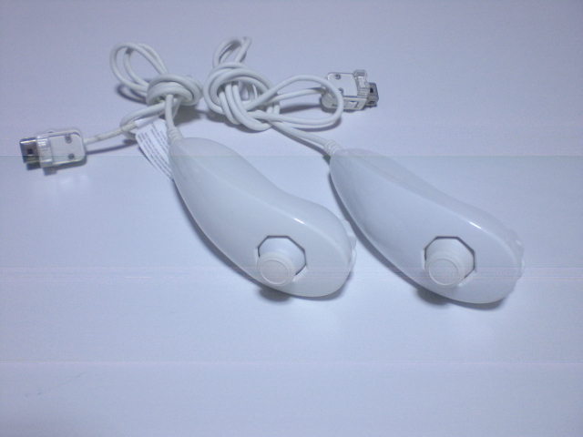 N060【即日配送 送料無料 動作確認済】Wii ヌンチャク　2個セット　純正品　RVL-004 白　ホワイト 
