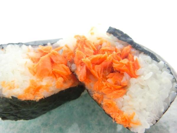 【Max】ご飯のお供に最適・ヘルシーな甘塩仕立ての天然紅鮭！_おにぎりの具材として定番の人気です