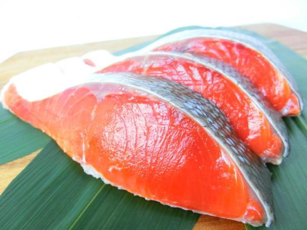 1【Max】ヘルシーな甘塩仕立ての天然紅鮭フィーレ 特大サイズの1枚たっぷり約1kgサイズ！ 1円スタート 大好評！_色鮮やかな天然物の紅鮭の塩鮭です。