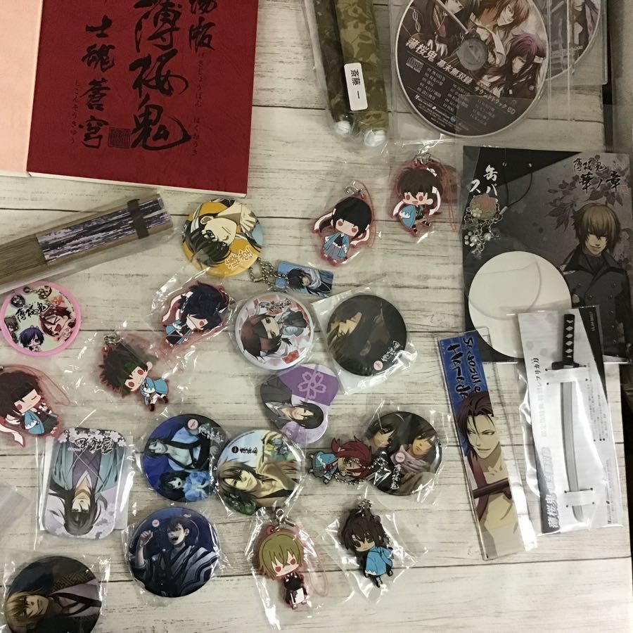 現状】 薄桜鬼 グッズ まとめ売り 缶バッジ DVD アクキー 原画集 他