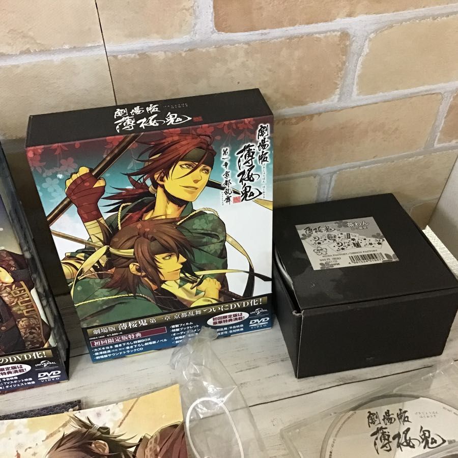 現状】 薄桜鬼 グッズ まとめ売り 缶バッジ DVD アクキー 原画集 他