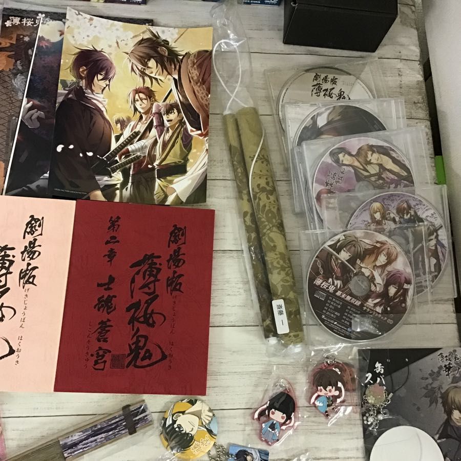 現状】 薄桜鬼 グッズ まとめ売り 缶バッジ DVD アクキー 原画集 他