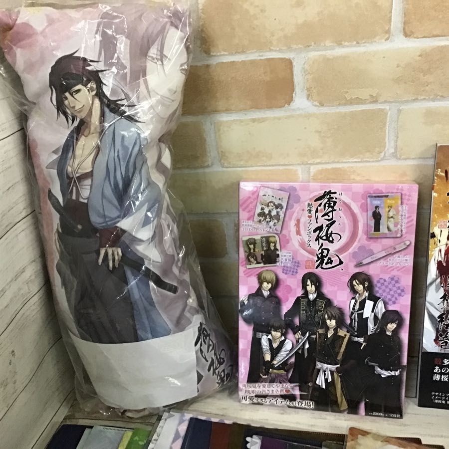 現状】 薄桜鬼 グッズ まとめ売り 缶バッジ DVD アクキー 原画集 他