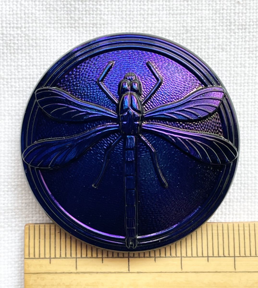 NO.995 帯留め 直径41mm 蜻蛉 トンボ 紫メタリック チェコガラス リメイク品(帯留 帯飾り 和装小物 )ハンドメイド品