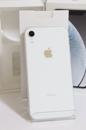 お見舞い 128GB iPhoneXR SIMフリー 即日発送外観新品同様 ホワイト 送料無料 SIMロック解除済み バッテリー84% -  iPhone