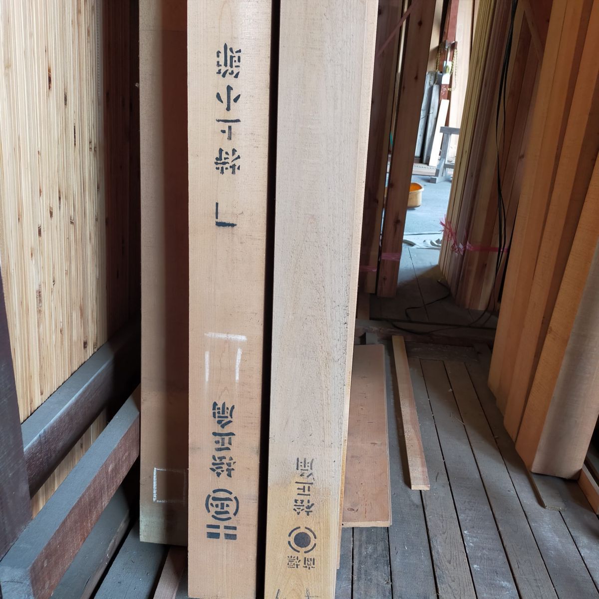 配送制限有り・引取歓迎】桧 役物柱 4寸角×長さ3m 配送制限有り・引取歓迎】桧 役物柱 4寸角×長さ3m