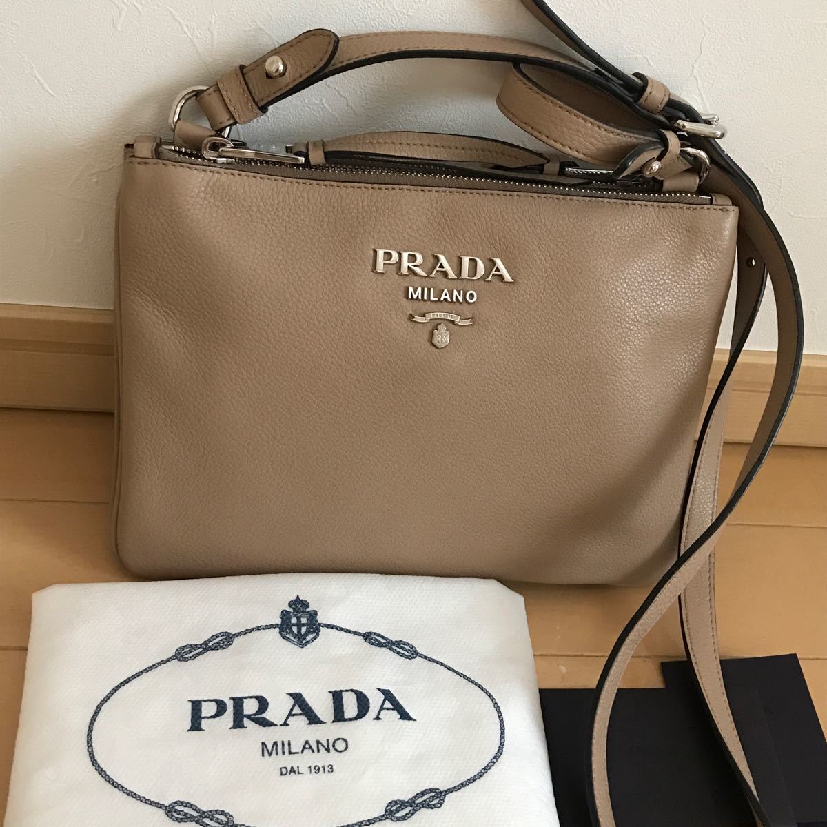 新型 新品同様 極美品 PRADA プラダ 1BH046 ショルダーバッグ W