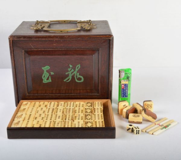 中国美術 竹嵌 骨牌 背竹牌 麻雀牌 唐木箱付 古玩 SEXR 中国美術 竹嵌 骨牌 背竹牌 麻雀牌 唐木箱付 古玩 SEXR