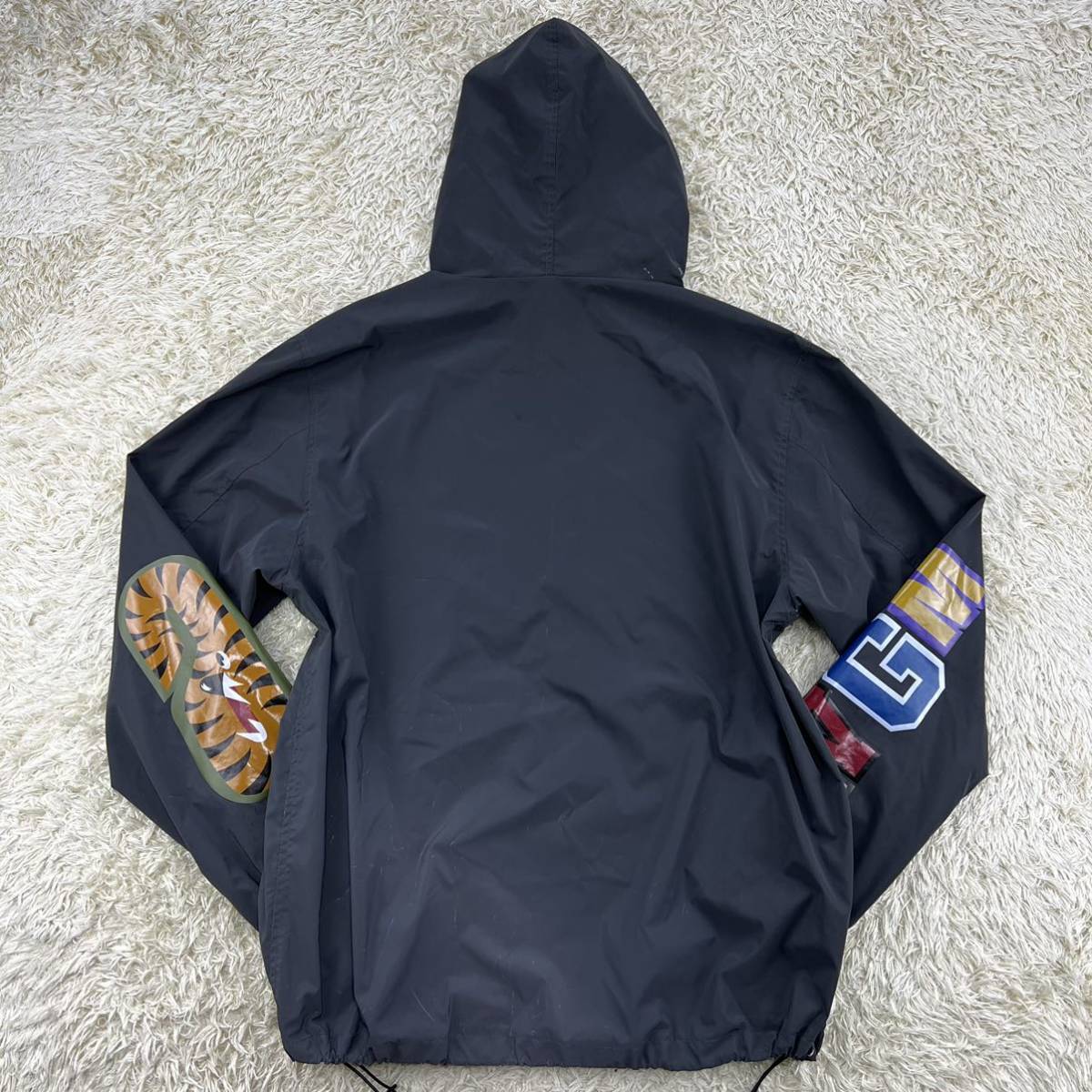 アベイシングエイプ 『抜群の存在感』A BATHING APE シャークパーカー