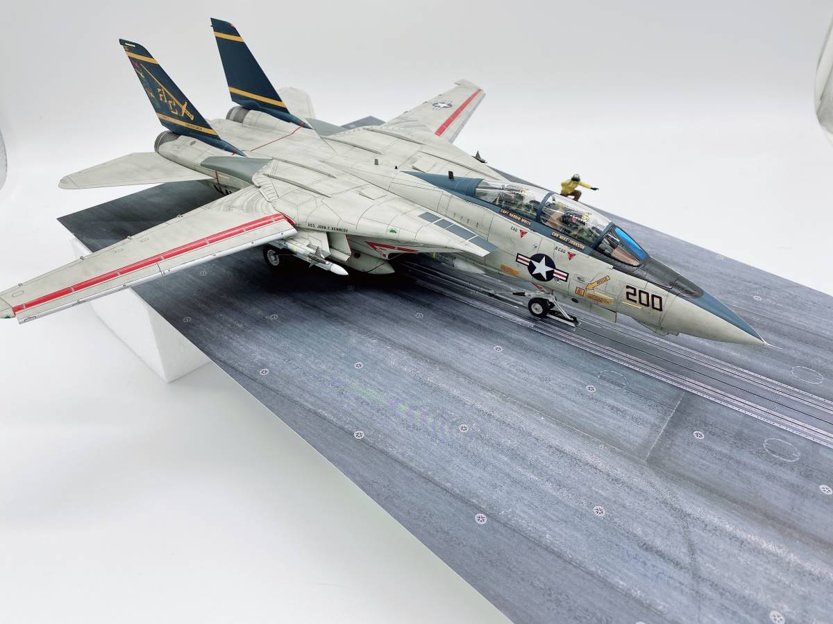 タミヤ　1/48　F-14　トムキャット(後期型)　発艦セット　プラモデル組み立て・塗装完成品(送料無料) _画像3