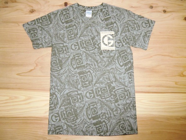 レアUSA古着 Granite City Food & Brewery ロゴ総柄Tシャツ sizeS 企業 レストラン 植物 アメカジ アメリカ GILDAN_画像1