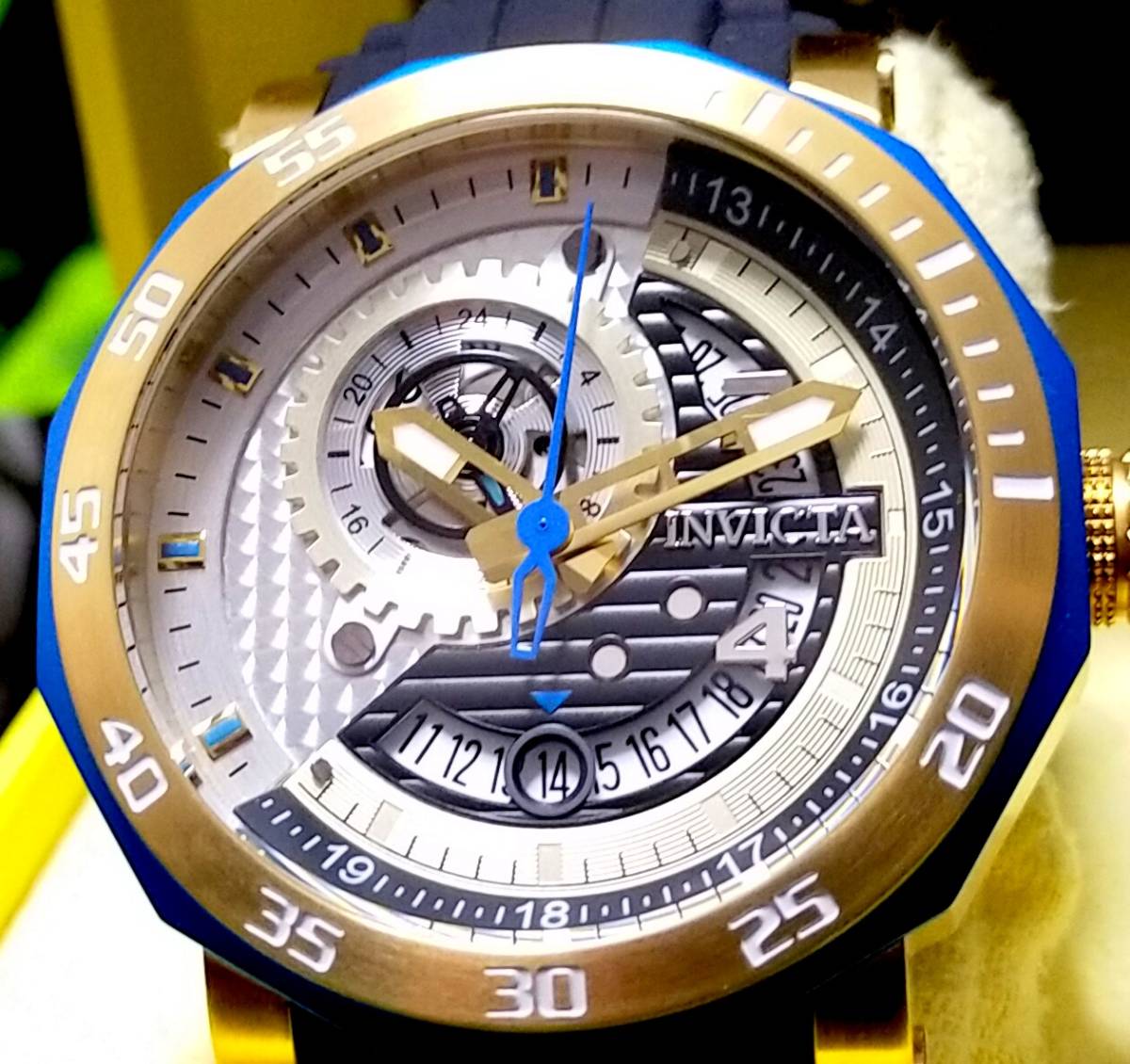 新品】$1495 INVICTA インビクタ 高級腕時計 EXCURSION ゴールド×スカイブルー ブラックシリコン 激レア デットストック  ラスト２！