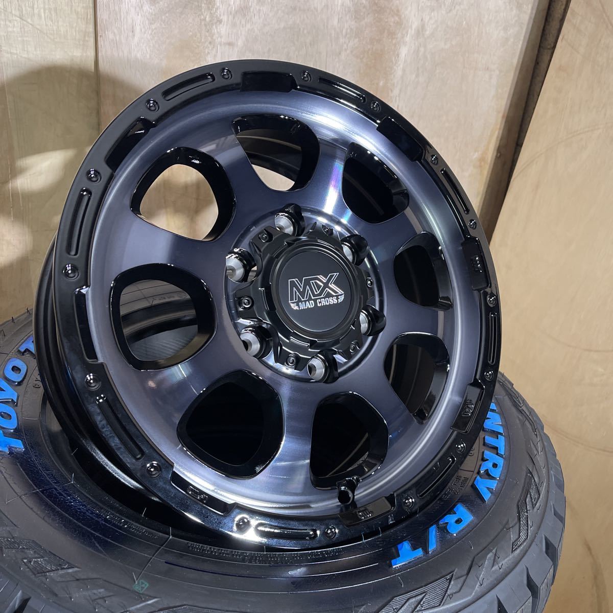 マッドクロスグレイス◆TOYOオープンカントリーRT 215/65R16C 200系ハイエースレジアス 4本セット ブラッククリア ホワイトレター_画像4