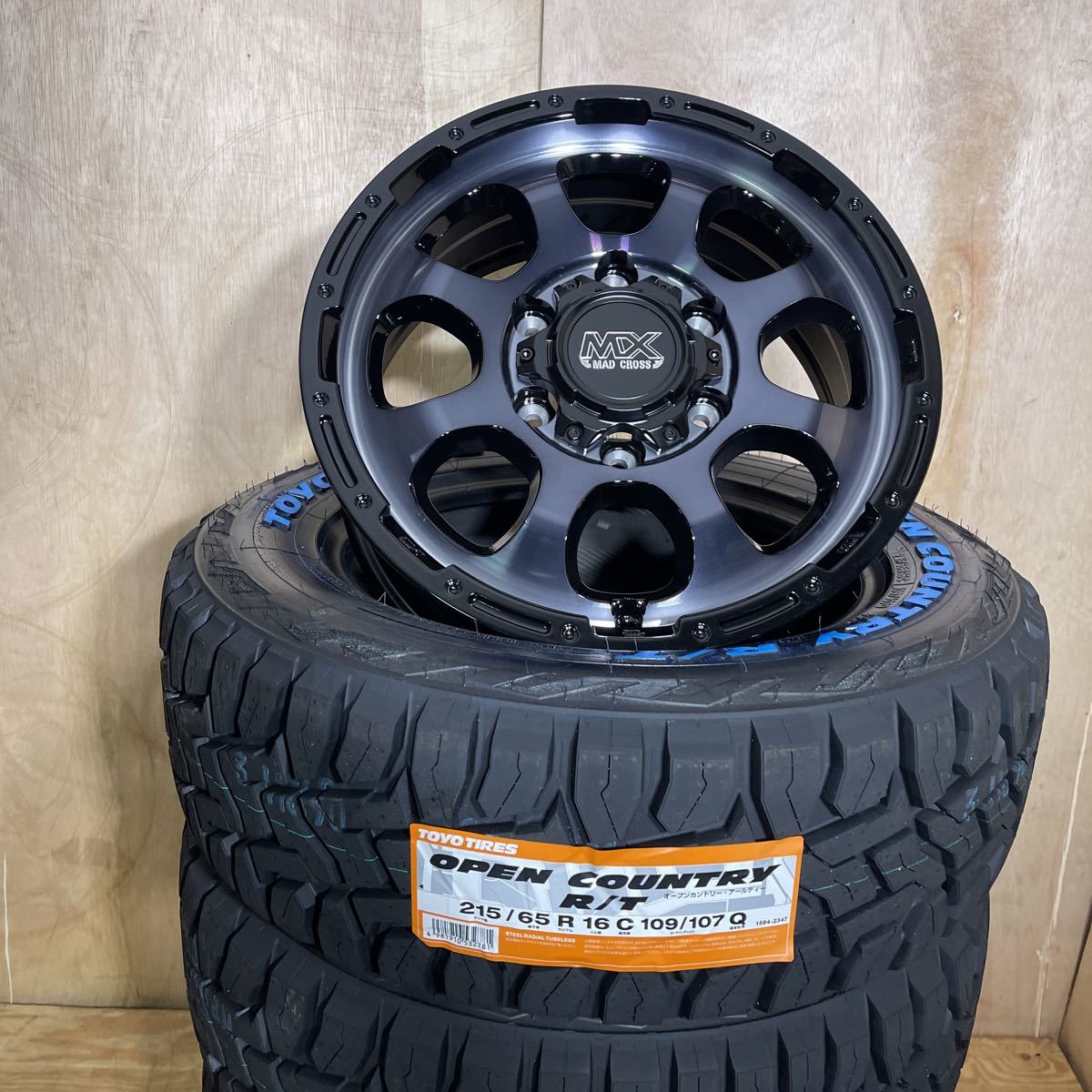 マッドクロスグレイス◆TOYOオープンカントリーRT 215/65R16C 200系ハイエースレジアス 4本セット ブラッククリア ホワイトレター_画像2