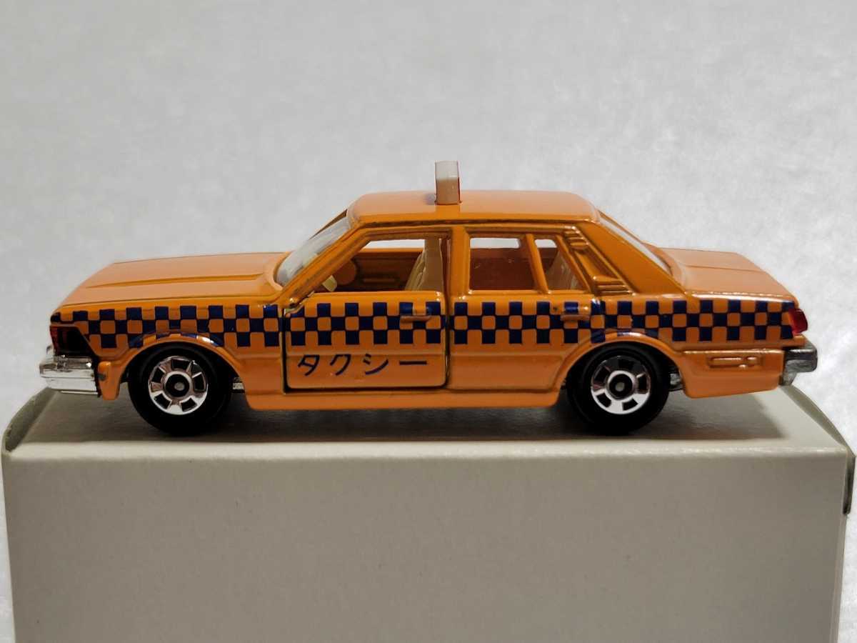 トミカ 黒箱 28-4-11 ニッサン セドリック タクシー (430) やまぶき色