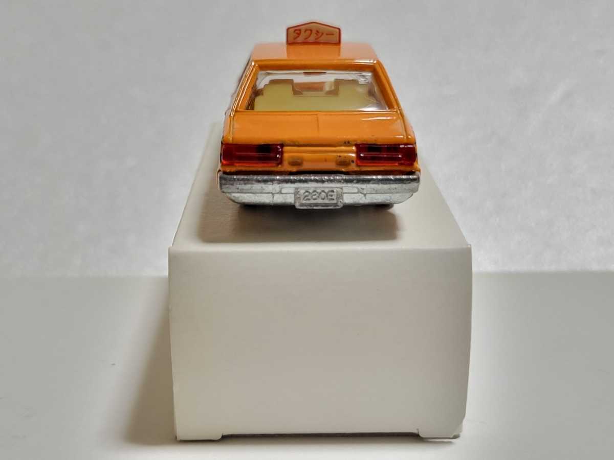 トミカ 黒箱 28-4-11 ニッサン セドリック タクシー (430) やまぶき色