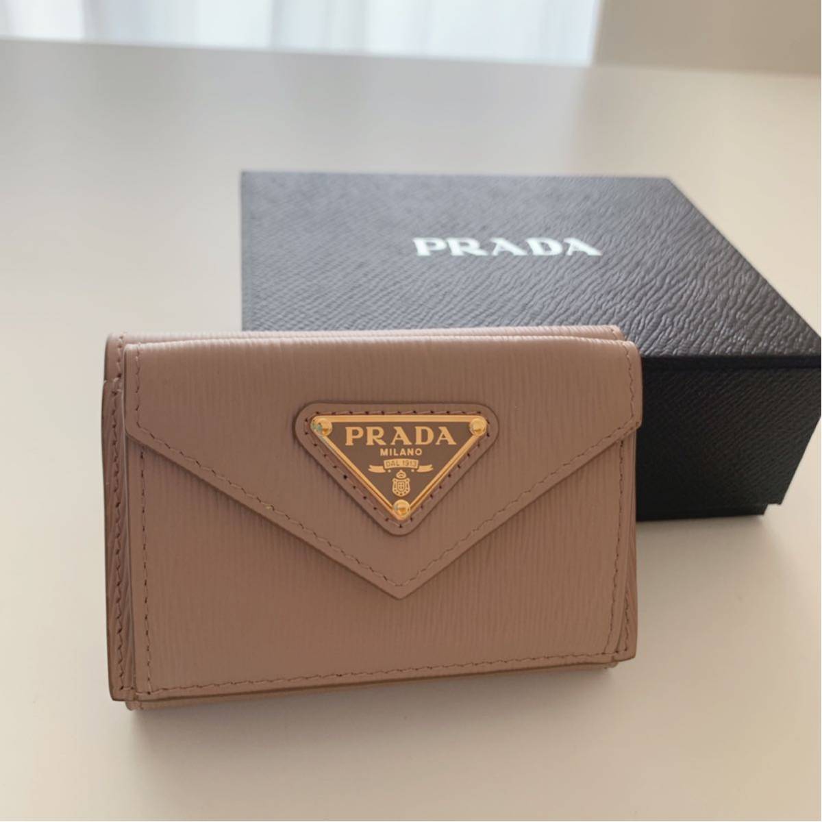 新品未使用品☆PRADA 直営店 三角ロゴ ミニウォレット 折り財布