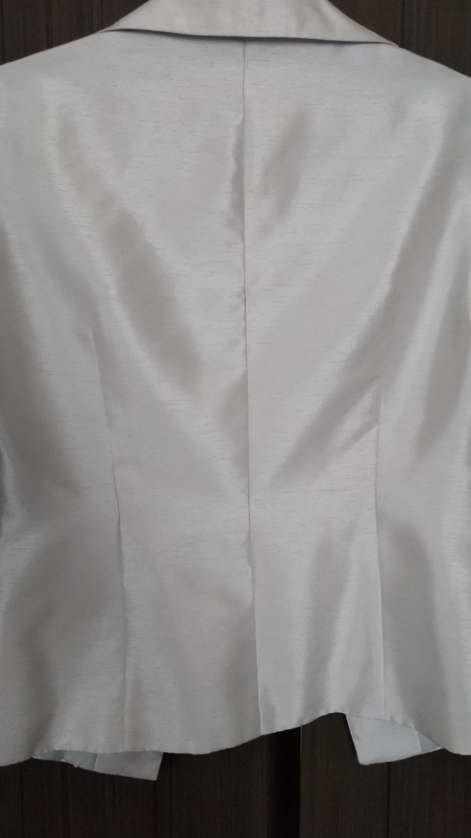 光沢薄いグレー系 初夏のワンボタンジャケット サイズ3 ７分袖 裏地有り ボタンの横に汚れ有り 