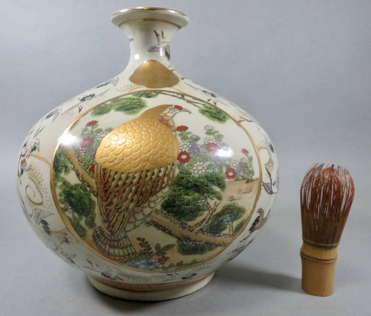時代の一品 豪華金彩【薩摩焼 栄盛窯瀧山作】金襴手郡鶴花鳥図沈香壷