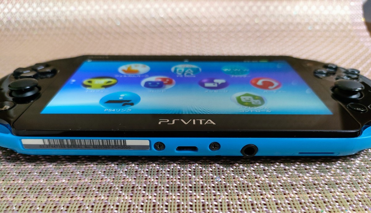 超美品！PS Vita PCH-2000 Wi-Fiモデル  32GBメモカ＋ポーチ付き